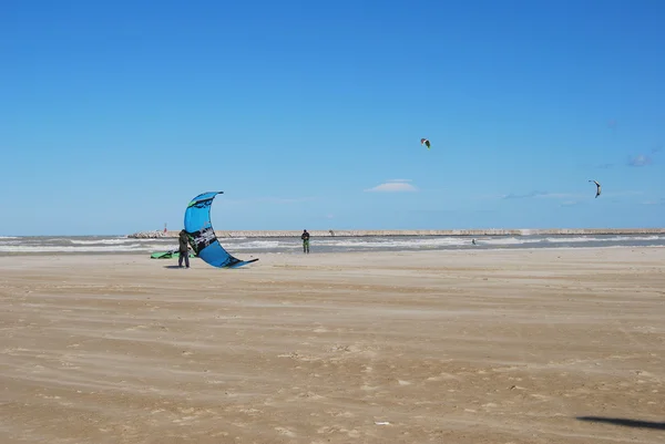 Kitesurfen am Strand in Pescara, Abruzzen, Italien — Stockfoto