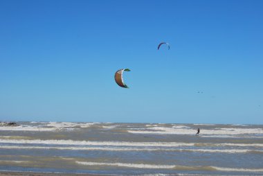 pescara, abruzzo, İtalya plajında sörf uçurtma