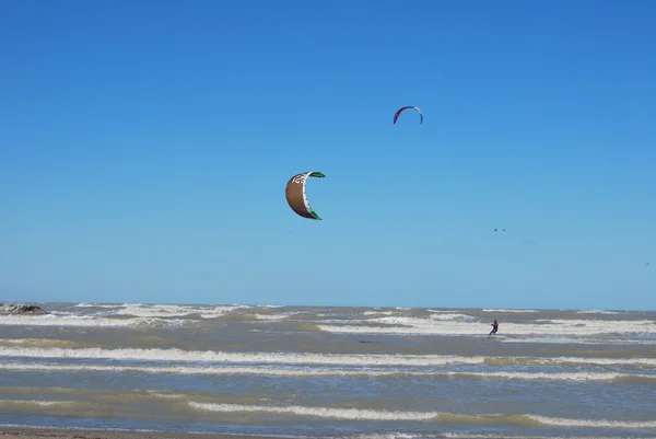 风筝冲浪在佩斯卡拉、 阿布鲁佐、 意大利海滩上 — 图库照片