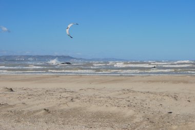 pescara, abruzzo, İtalya plajında sörf uçurtma