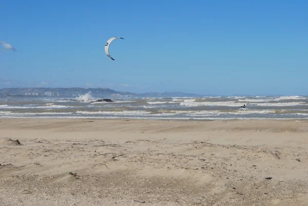 Kite surfen op het strand in pescara, Abruzzen, Italië — Stockfoto