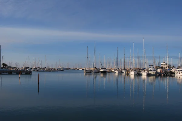 A praia, o porto e o passeio marítimo de Pescara — Fotografia de Stock