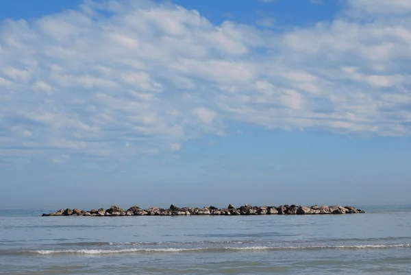 一个晴朗的天亚得里亚海佩斯卡拉海滩 — 图库照片