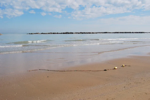 La plage Adriatique de Pescara par une journée ensoleillée — Photo