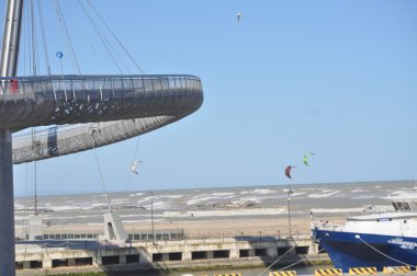 pescara, abruzzo, İtalya plajında sörf uçurtma