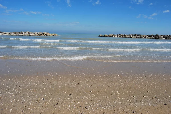 Αδριατικής παραλία της Πεσκάρα, σε μια ηλιόλουστη ημέρα — Φωτογραφία Αρχείου