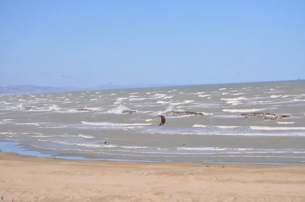 Kite surfing on the beach in Pescara, Abruzzo, Italy — Stock Photo, Image