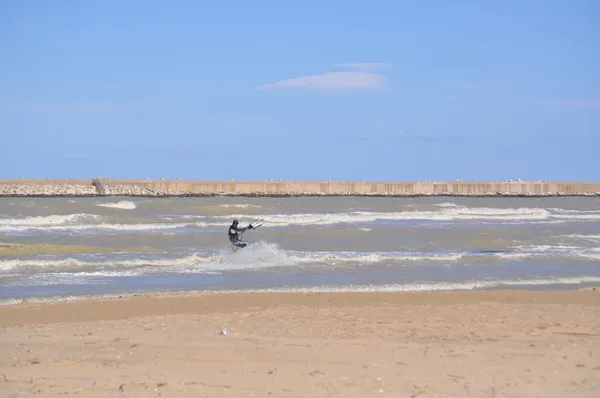 Kite surf na praia em Pescara, Abruzzo, Itália — Fotografia de Stock