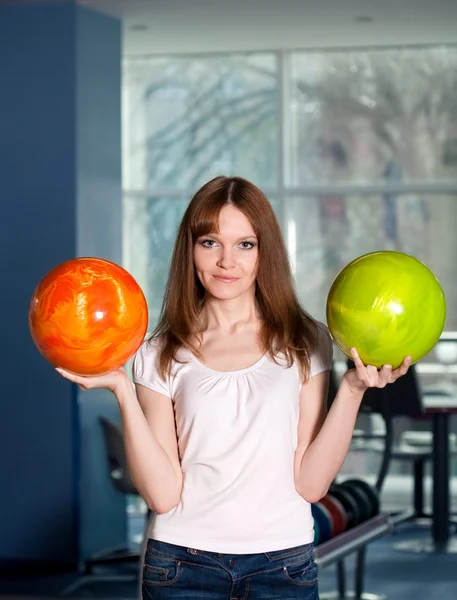 Güzel genç kız iki bowling topları ile. - Stok İmaj