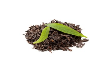 pu-erh çay ve taze çay yaprakları