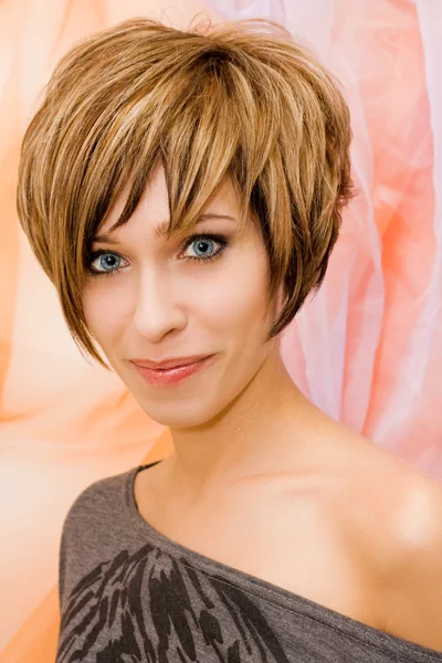 Model met een glamoureuze make-up en haarkleur stijl — Stockfoto
