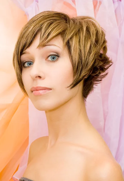Model met een glamoureuze make-up en haarkleur stijl — Stockfoto