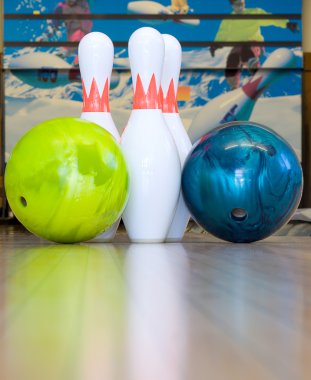 bowling topları ve toplu iğneler