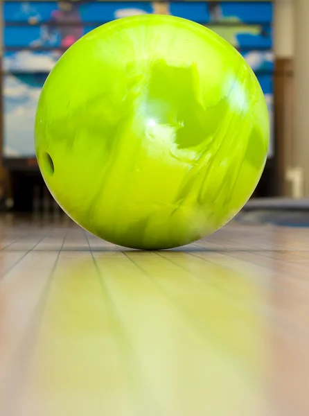 Πράσινη μπάλα μπόουλινγκ — Φωτογραφία Αρχείου