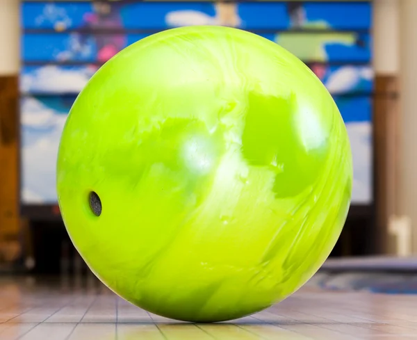 Grüne Bowlingkugel — Stockfoto