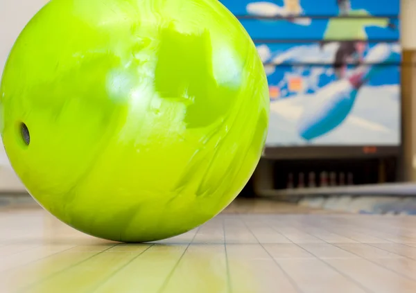 Зеленый шар для боулинга — стоковое фото