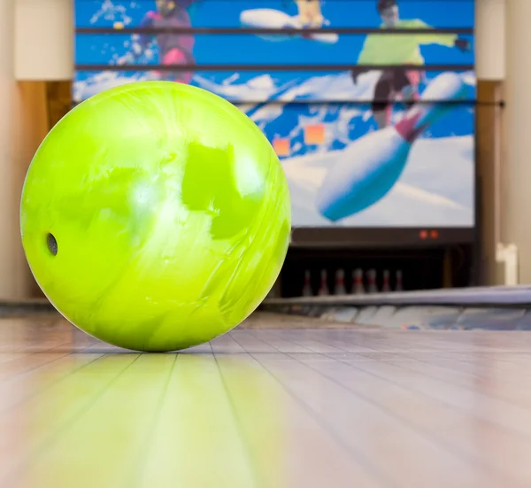 Grüne Bowlingkugel. — Stockfoto