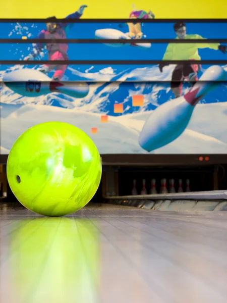 Zöld bowling golyó. — Stock Fotó