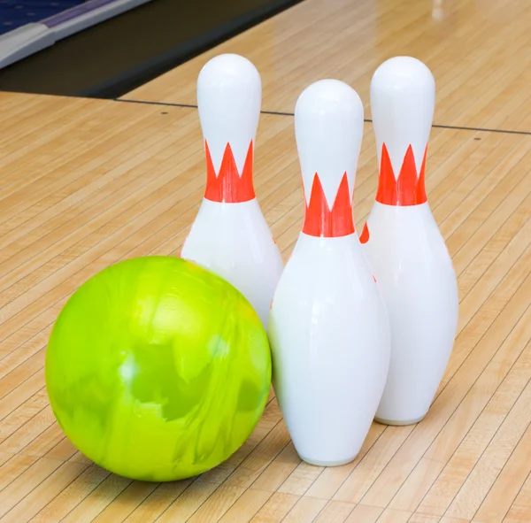 Gröna bowlingklot och stift — Stockfoto