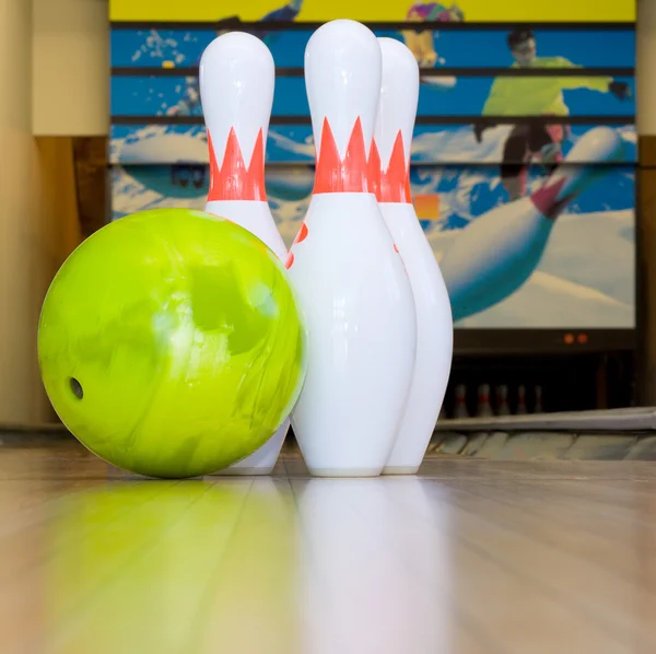 stock image Green bowling ball and pins