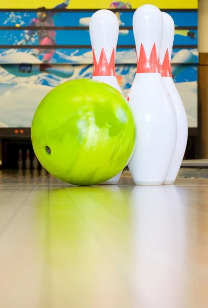 Zöld bowling golyó és csapok — Stock Fotó
