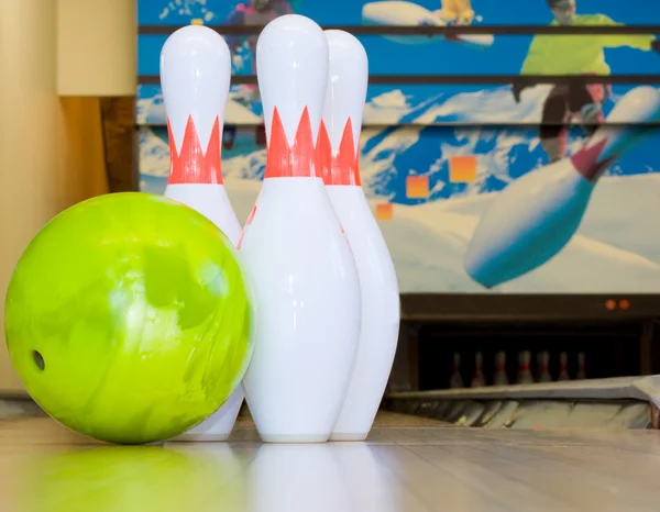 Green bowling ball and pins — Stock Photo, Image