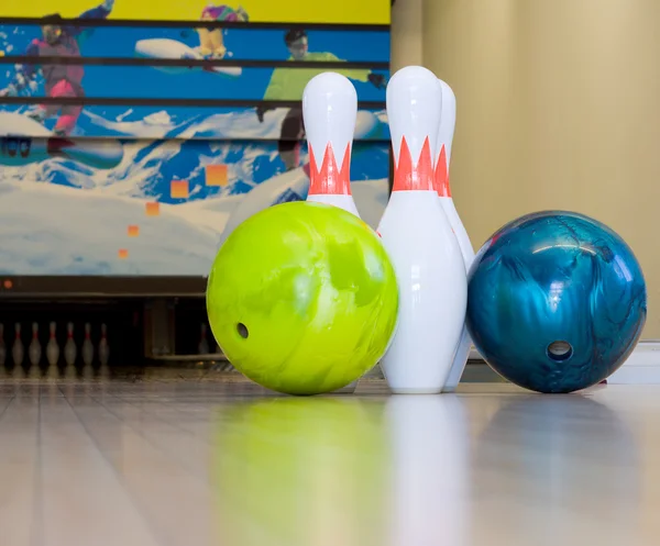 Twee bowling ballen en drie pinnen — Stockfoto