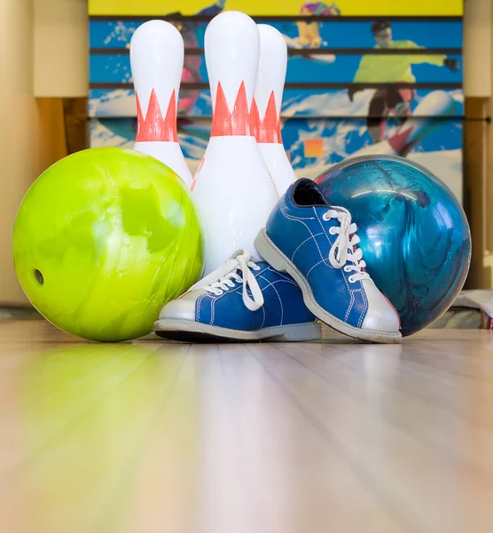Bowlingové koule, boty a kolíky — Stock fotografie
