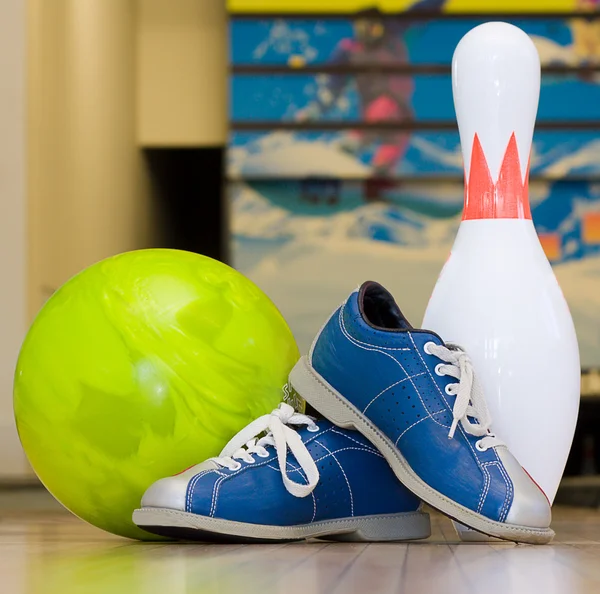 Bowlingklot, skor och stift — Stockfoto