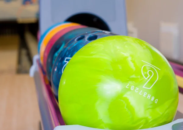 Группа цветных шаров для боулинга — стоковое фото