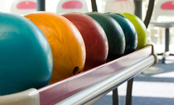 Egy csoport színes bowling golyó — Stock Fotó