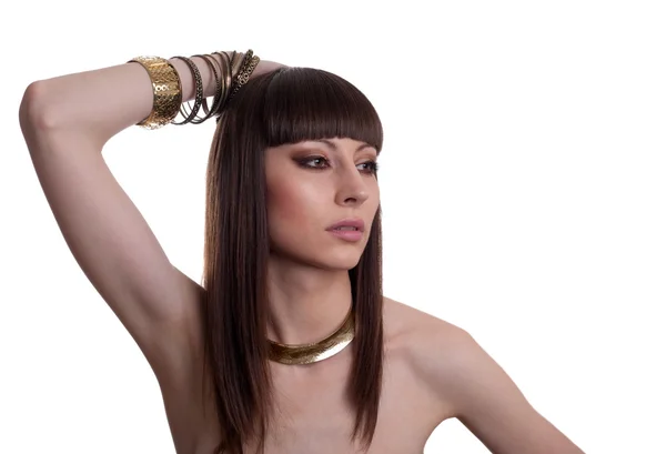 Morena atraente com um estilo egípcio compõem e cabelo. Jóias de ouro em seu pescoço . Imagem De Stock