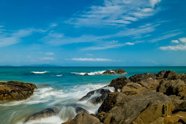 ภูมิทัศน์ทะเลที่มีชายหาดหินและท้องฟ้าสีฟ้า — ภาพถ่ายสต็อก