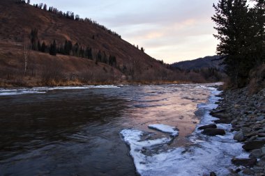 sonbahar Altay nehirde şafak