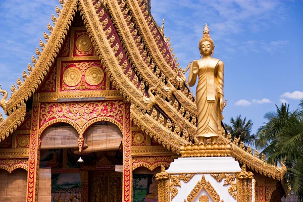 Złoty Buddysta rozciągacz z rzeźbione ornamenty — Zdjęcie stockowe