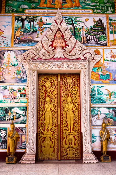 Złote drzwi w świątyni buddyjskiej — Zdjęcie stockowe