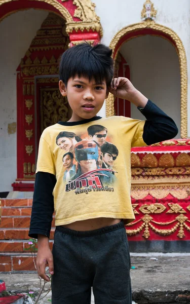 En lao pojke med superhjältar — Stockfoto
