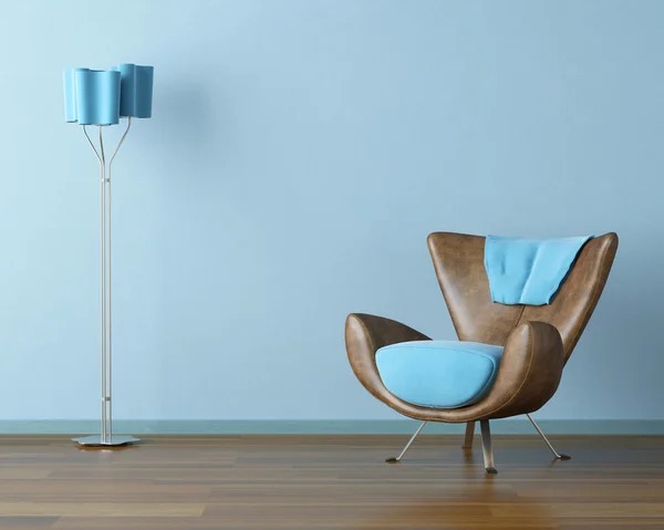 Голубой интерьер с диваном и лампой — стоковое фото