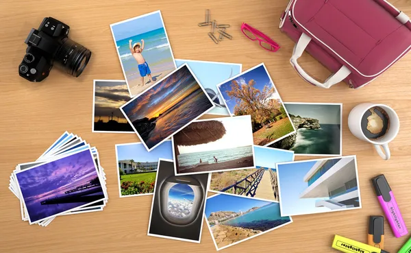 Muitas fotos de uma viagem em um desktop Fotos De Bancos De Imagens