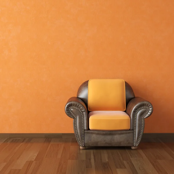 オレンジ色のインテリア デザインの壁と茶色のソファ — ストック写真