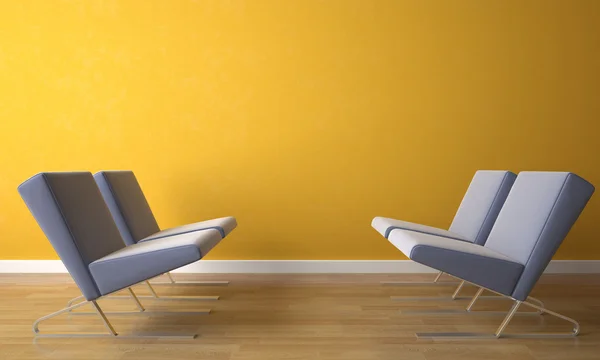 Cztery krzesła na ściana żółty — Zdjęcie stockowe