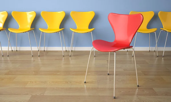 Rij van stoelen op blauwe muur — Stockfoto