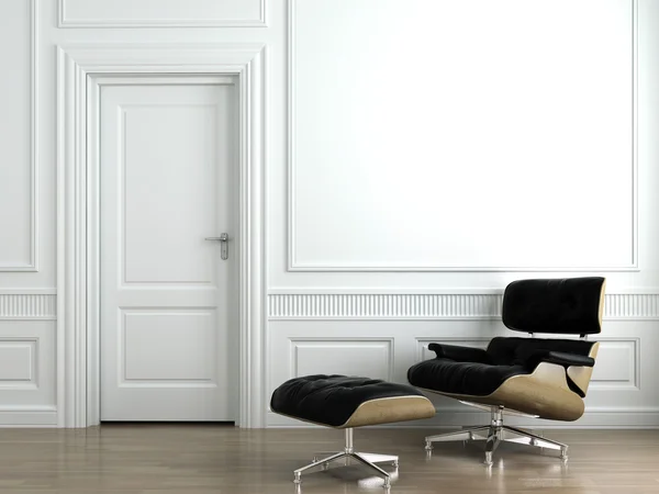 Lederen fauteuil op wit interieur wand — Stockfoto