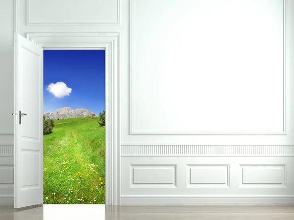 Białe ściany z otwartych drzwi — Zdjęcie stockowe