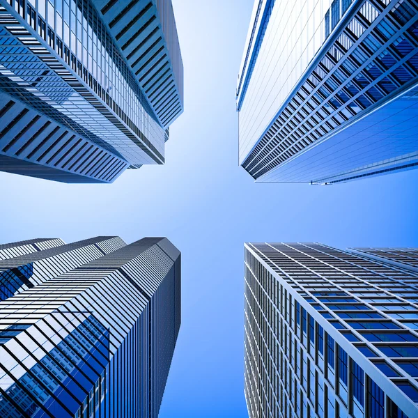 Kék highrise üveg felhőkarcoló kereszteződést alacsony szög lövés — Stock Fotó