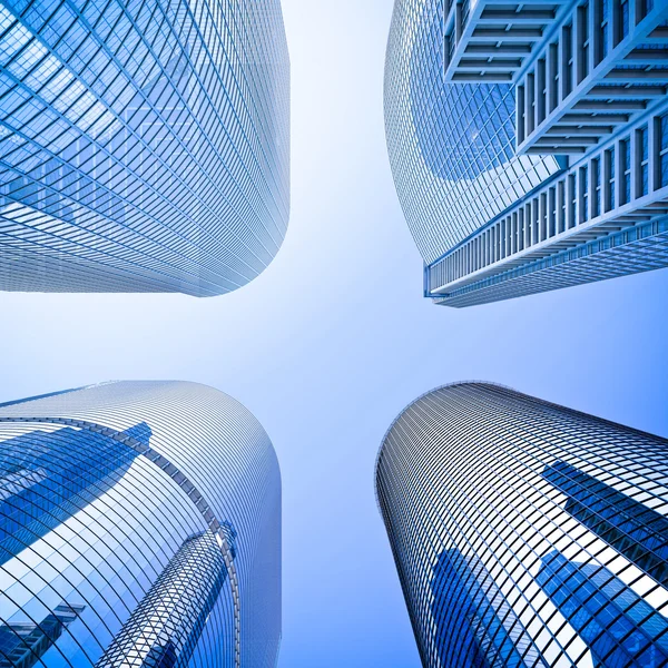 Kék highrise üveg felhőkarcoló kereszteződést alacsony szög lövés — Stock Fotó