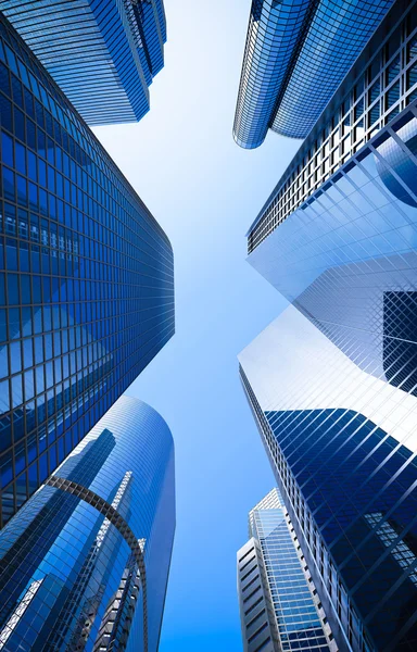 Μπλε highrise γυαλί ουρανοξύστης δρόμου χαμηλή γωνία πυροβολισμό — Φωτογραφία Αρχείου