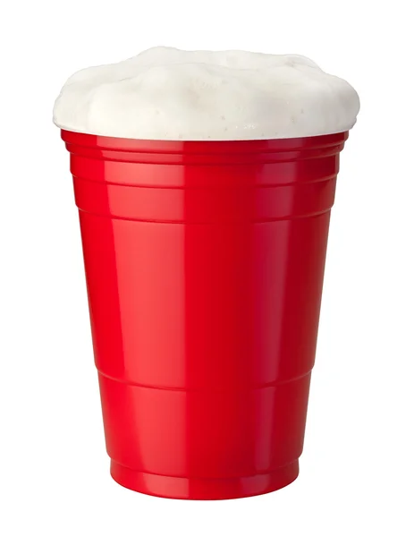 Пиво в пластиковий стаканчик ізольовані на білому — стокове фото