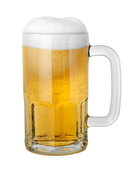 Bier in een mok geïsoleerd met een uitknippad — Stockfoto