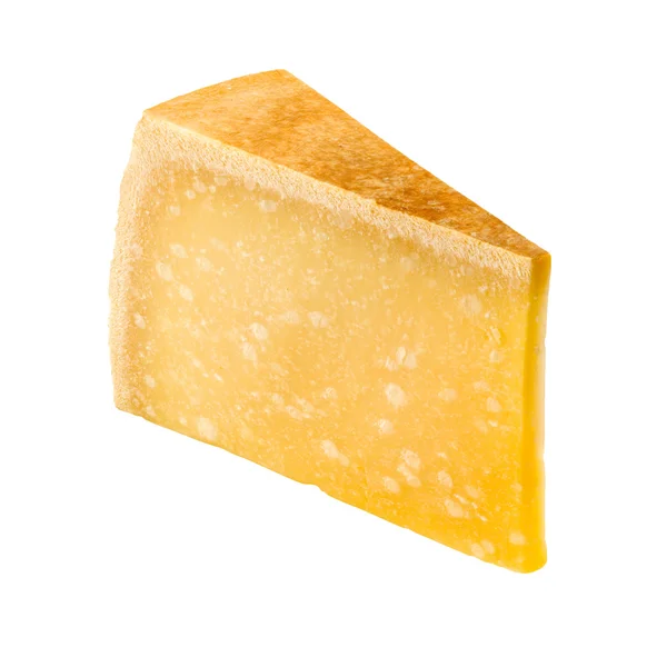Cuneo di formaggio isolato su uno sfondo bianco — Foto Stock